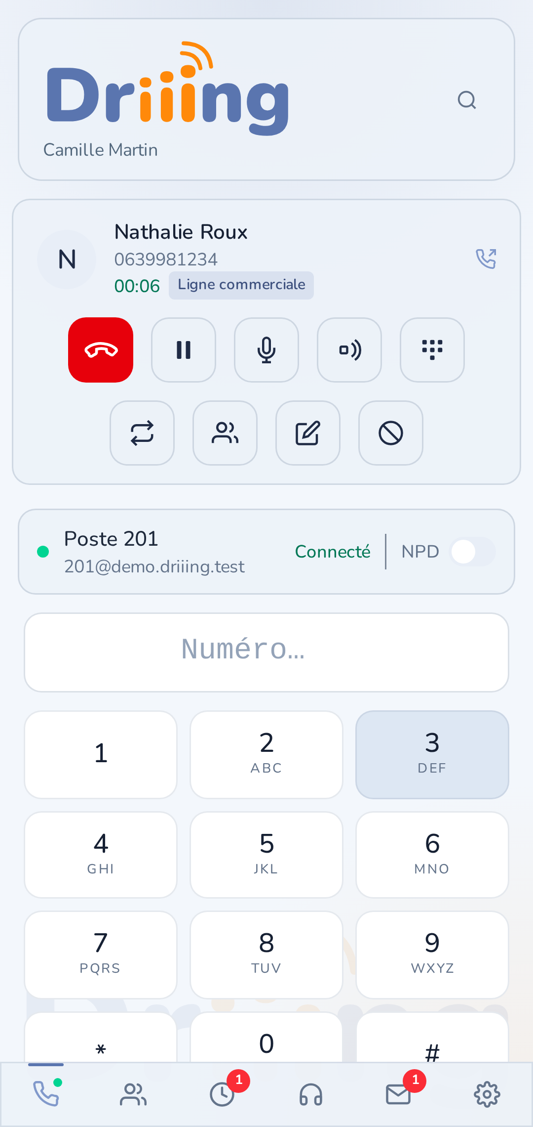 Driiing pendant un appel, avec les commandes de transfert, de micro et de mise en attente